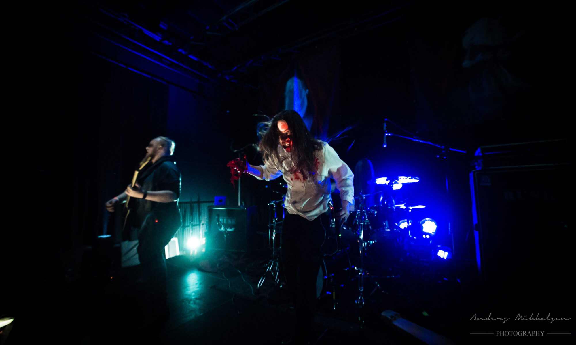 Ethereal Kingdoms live review metaladay.dk. Sofia Schmidt with bloody heart special effect at Copenhagen Metal Fest 2019