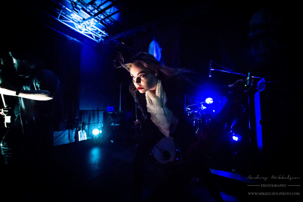 Ethereal Kingdoms live at Copenhagen Metal Fest. Vocalist Sofia Schmidt in stagelight. By Mikkelsen Photo for Metal A Day.